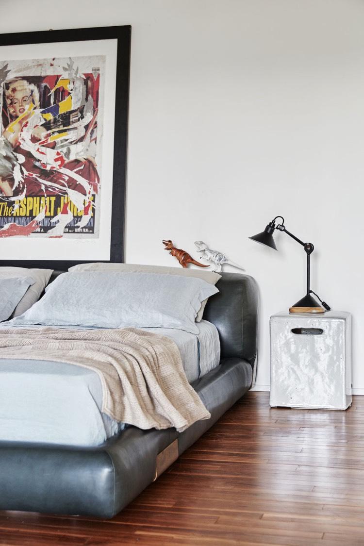 spálňa-kožená posteľ-detská izba