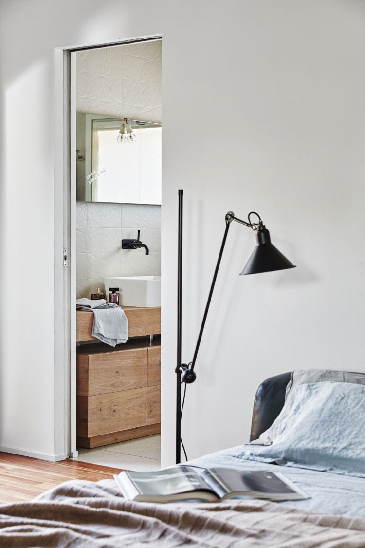 spálňa-kúpeľňa-drevený-márnosť-čierna-stena-faucet