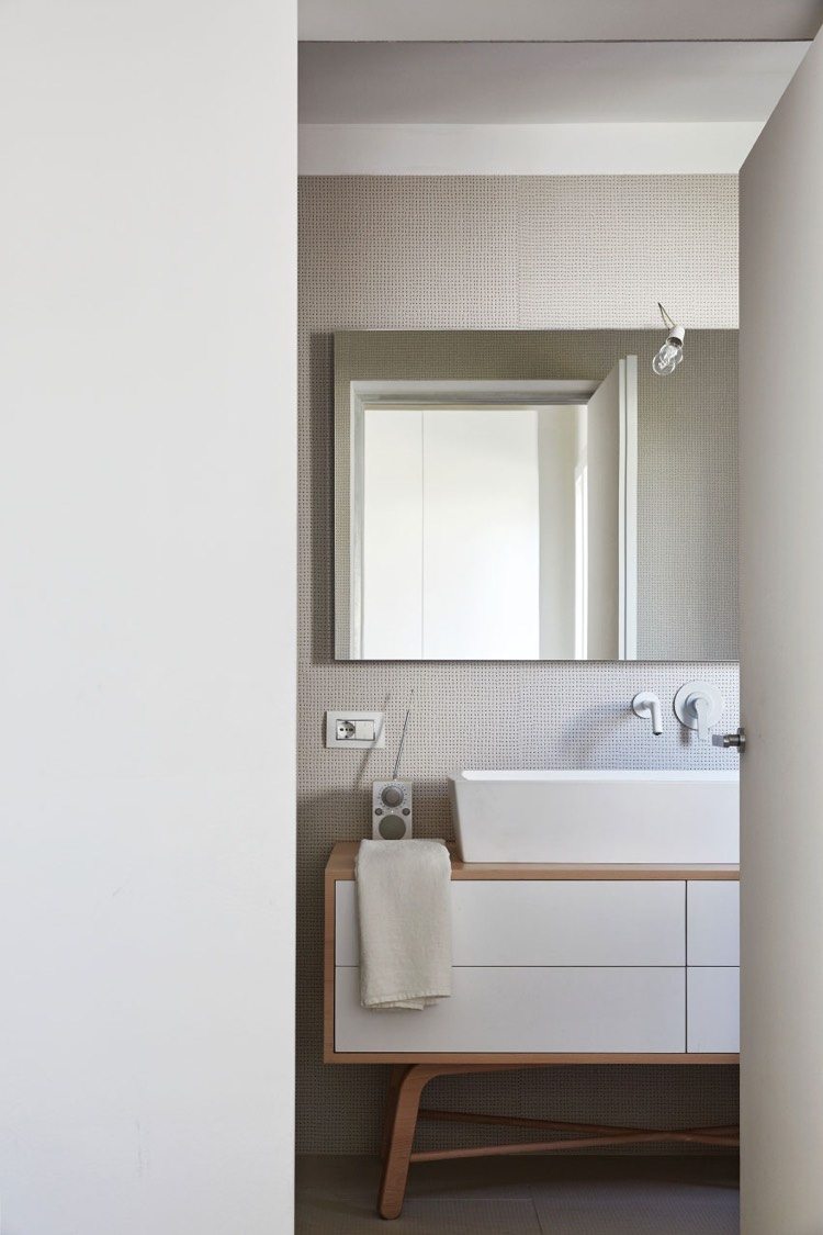 hosťovská kúpeľňa-biele-holu-umývadlo