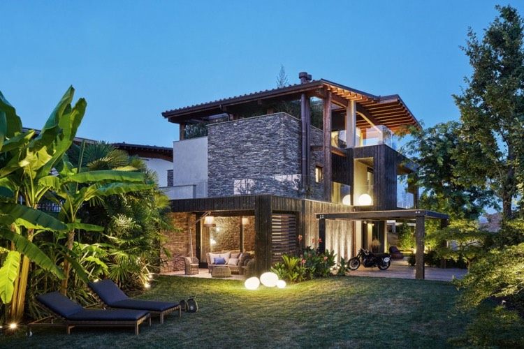 zuhoľnatené drevo-prírodný kameň-záhrada-nočné osvetlenie-gule