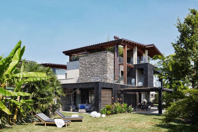 zuhoľnatené drevo prírodný kameň fasáda-moderný dom