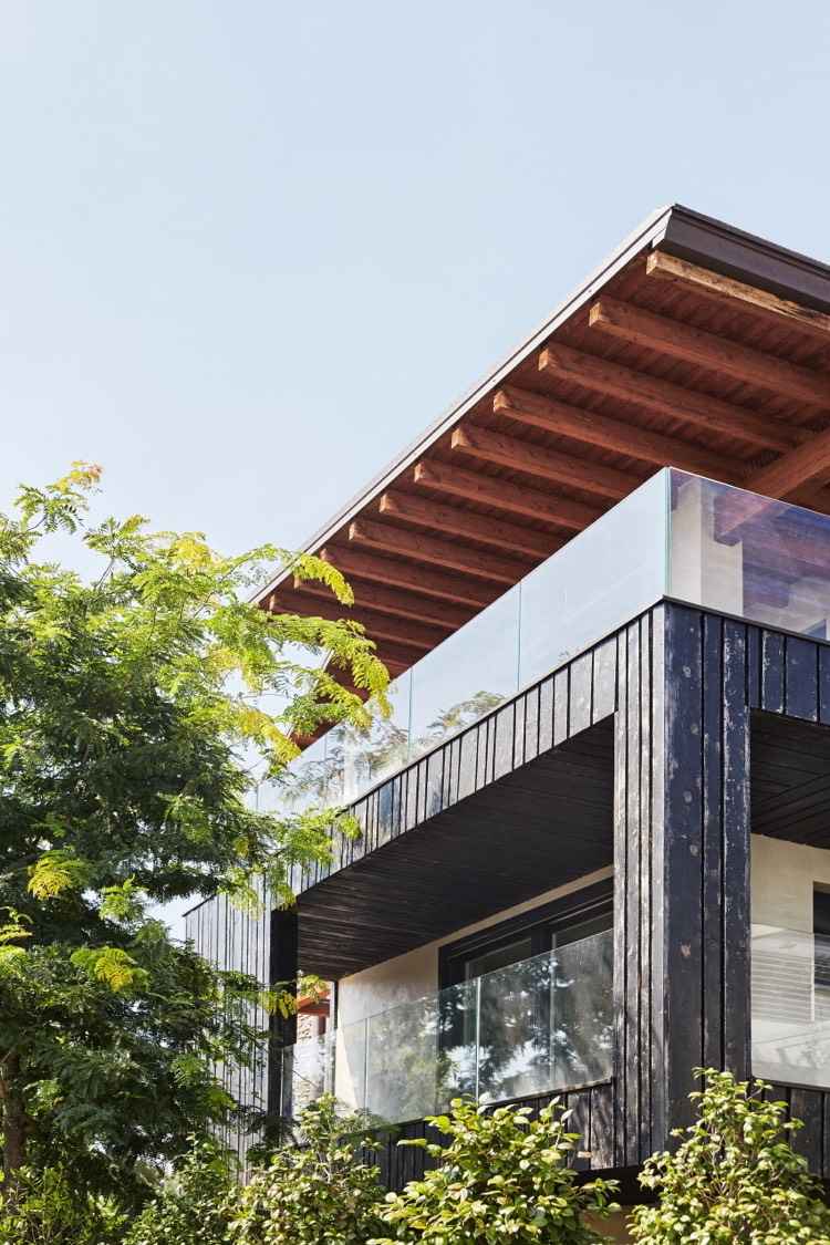 zuhoľnatené drevo-fasádne-sklenené zábradlie