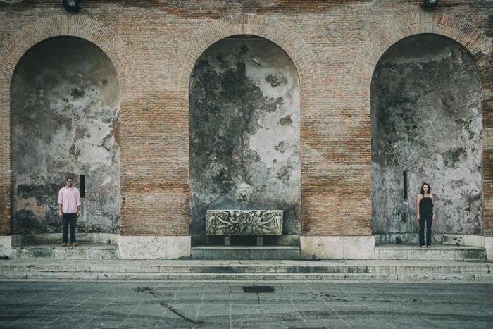 foto nápad zasnúbenie muž žena starožitné pozadie