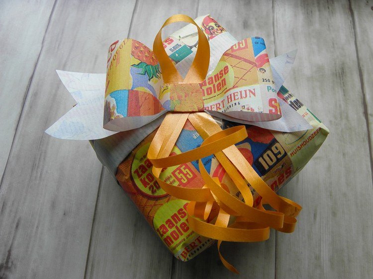 Balenie myšlienok baliacim papierom-darčekové balenie-dieťa-narodeniny-stuha