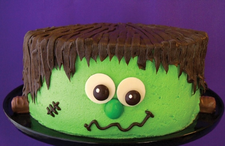 Upečte na Halloween vtipný Frankensteinov koláč halloween koláče frankenstein zelená tvár čokoládové vlasy