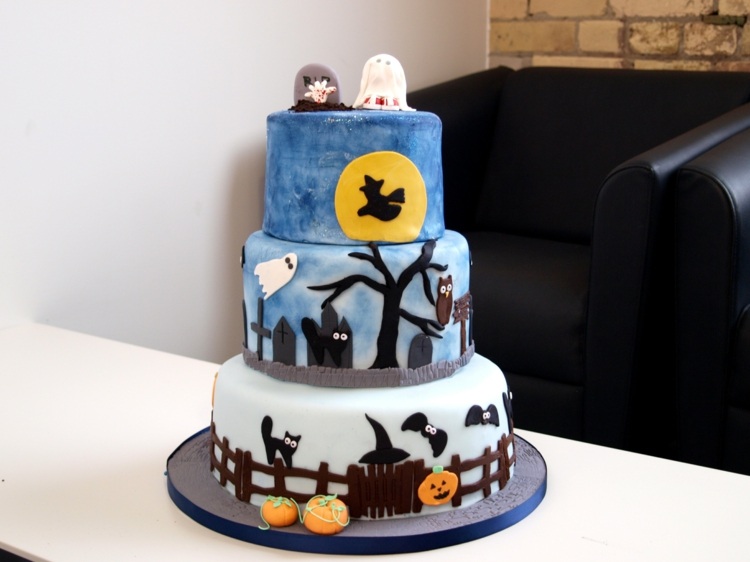 Dort v modrých odtieňoch s halloweenskymi motívmi halloween koláče dekorácia nápad umelecké diela mesiac plot glazúry