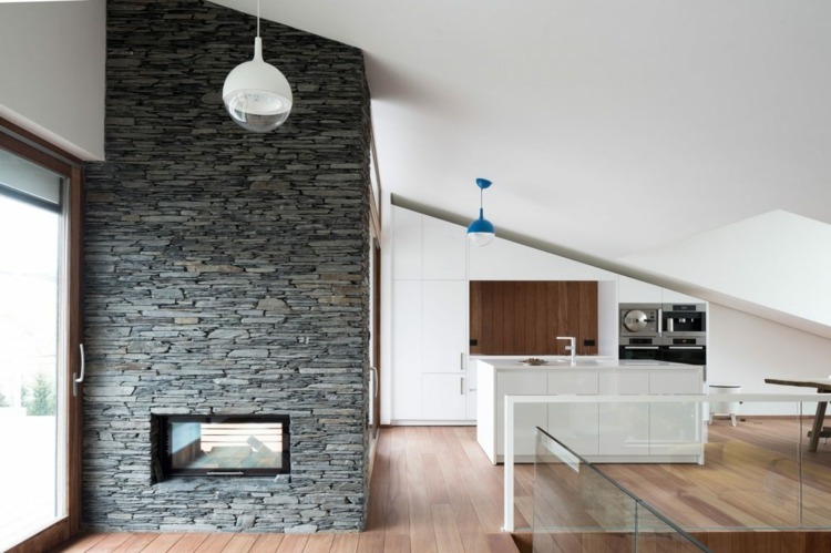 ofsetová podlaha-drevená podlaha-krb-kameň-závesná lampa