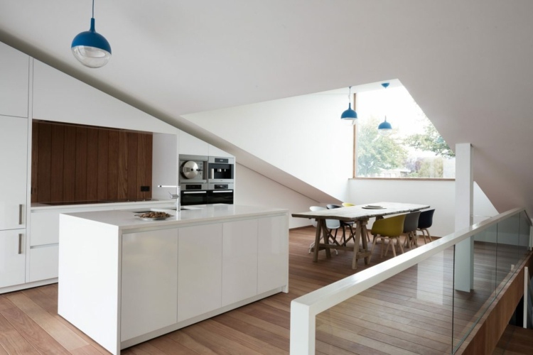 offsetové úrovne s drevenou podlahou kuchyňa-biela-moderná-kuchyňa ostrov-jedálenský kút