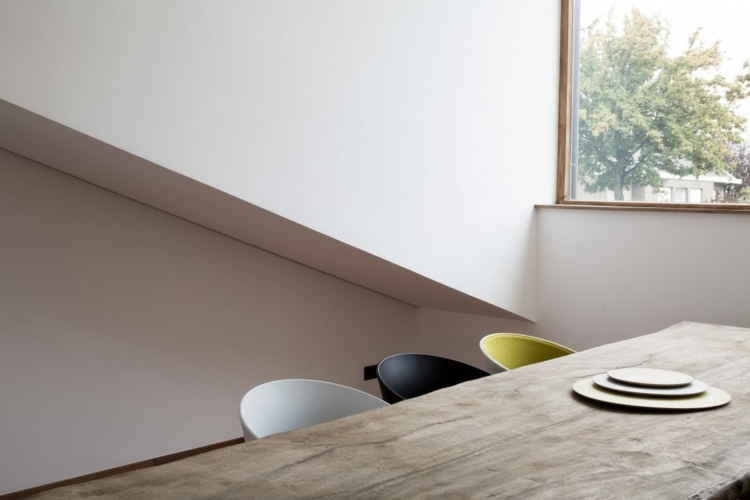 ofsetové úrovne-drevená podlaha-jedáleň-dizajn-jednoduchý-interiér