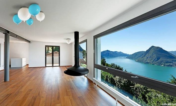 panoramatické okno drevená podlaha hravý dizajn osvetlenia v tvare balóna