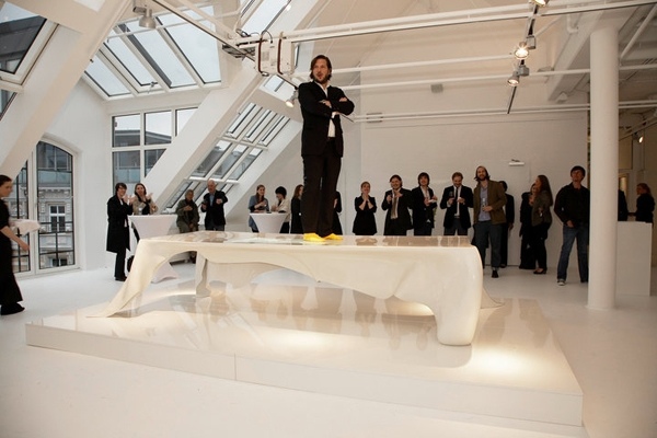 Mix materiálov, dizajn stolu, plávajúci Stolný dizajnový materiál mix plávajúceho obrusu