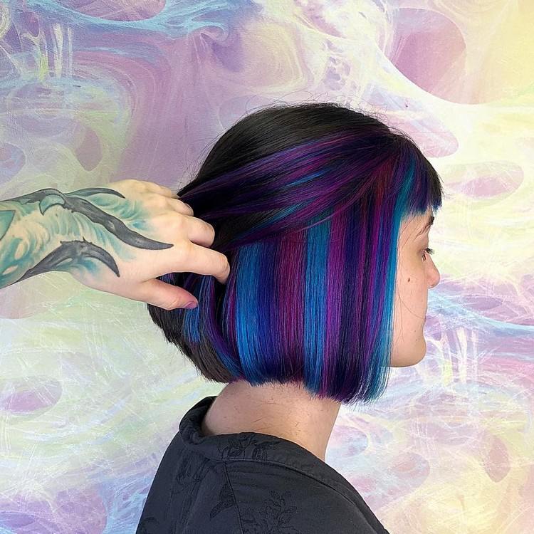 trend farby vlasov podčiarkuje modrá fialová čierna farba vlasov