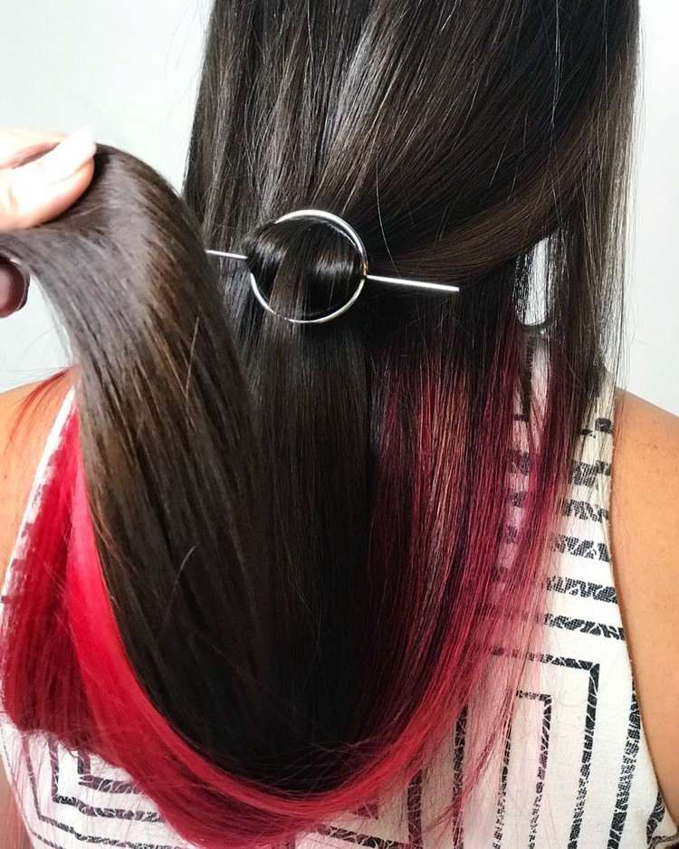 farby na vlasy kombinujú tmavohnedú červenú skrytú farbu vlasov