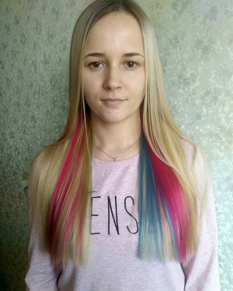 farebný trend vlasov skrytý dúha ružová modrá