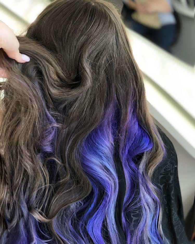 farebný trend vlasov podčiarkuje hnedé vlasy