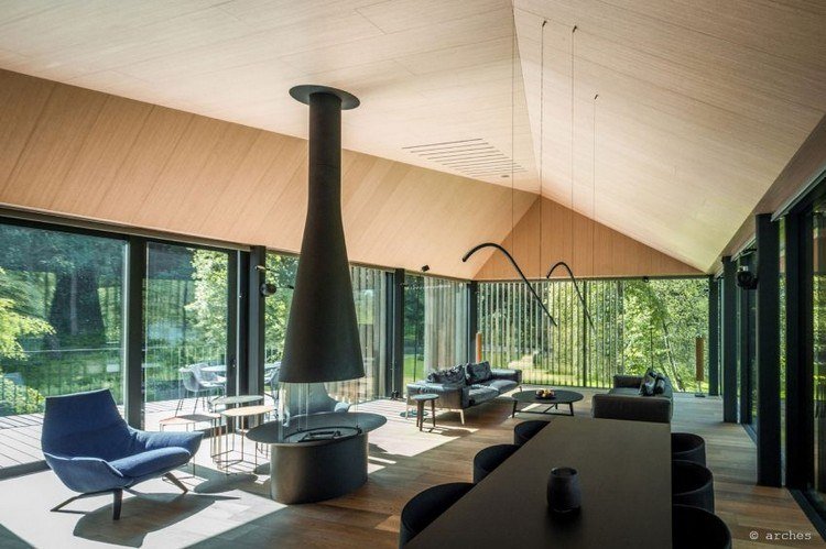 Obývacia izba s krbom v strede drevo-interiér-drevený strop-drevená podlaha-krb-obývacia časť