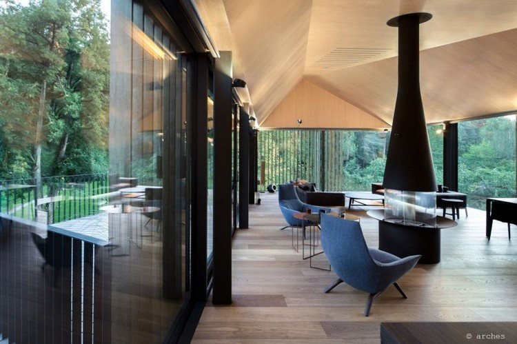 Okná od podlahy po strop pre viac svetla v miestnosti drevo-strop-podlaha-obývačka-krb-veľké-okná