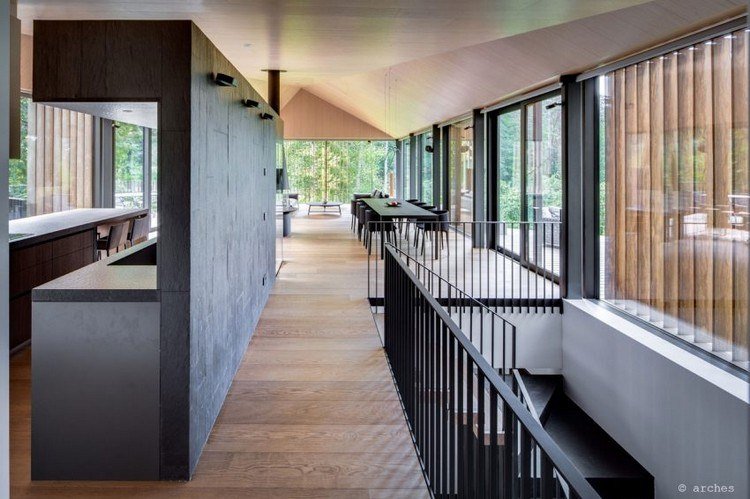 Drevo v interiéri na podlahu a strop drevená podlaha-strop-otvorená-obývačka-veľké-okná