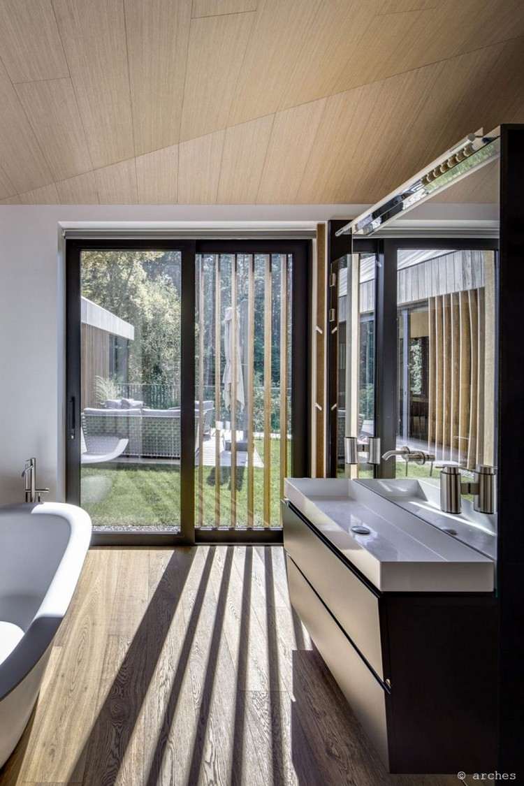 Kúpeľňa s východom na terasu drevené stropné žalúzie-kúpeľňa-vaňa-balkónové dvere