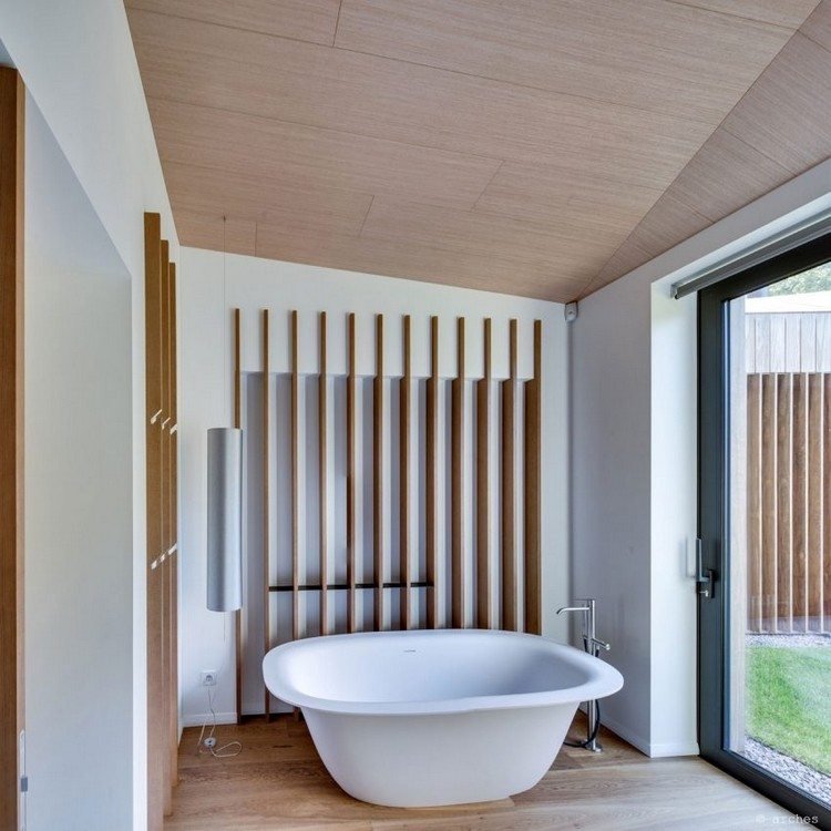 Drevo v kúpeľni vytvára útulnú atmosféru drevo-interiér-strop-stena-kúpeľňa-voľne stojaca vaňa