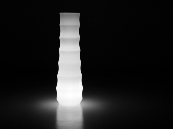 moderná stojanová lampa na osvetlenie domu