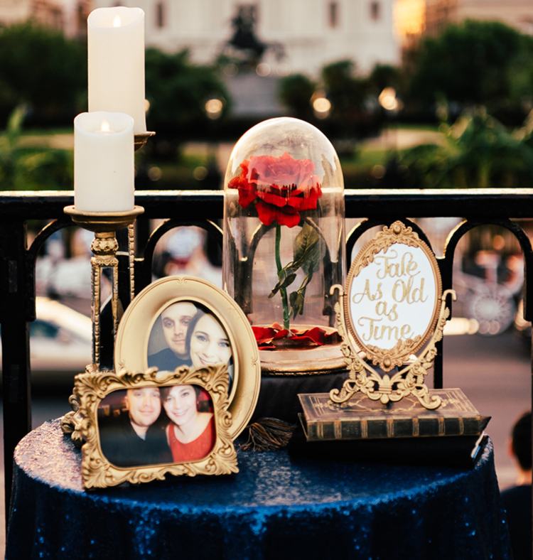 ružové sklo zásnubný nápad slávnostná dekorácia