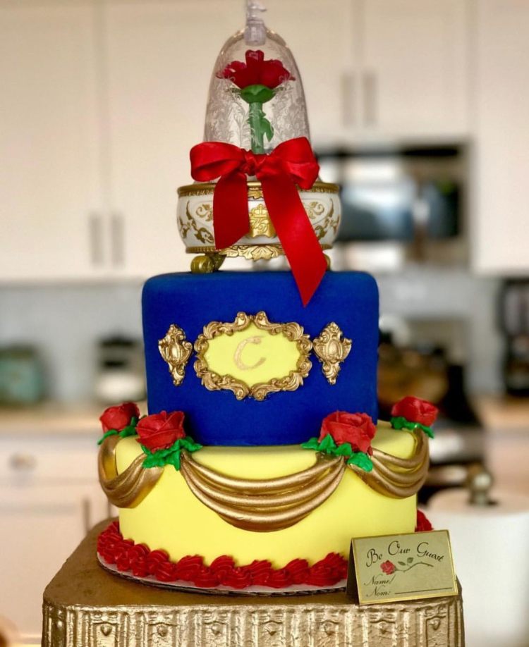 ružová sklenená dekorácia torty inšpirovaná krásnou šelmou