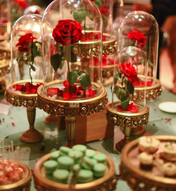 obrus z cukroviniek z ružového skla