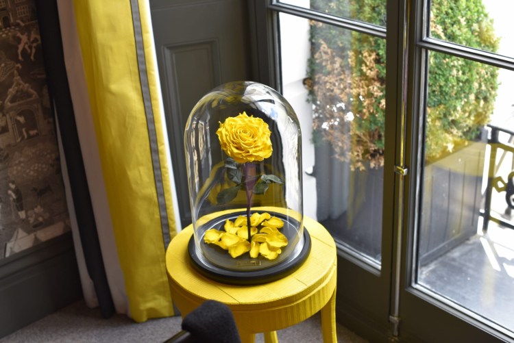 ružové sklo žltá hotelová dekorácia