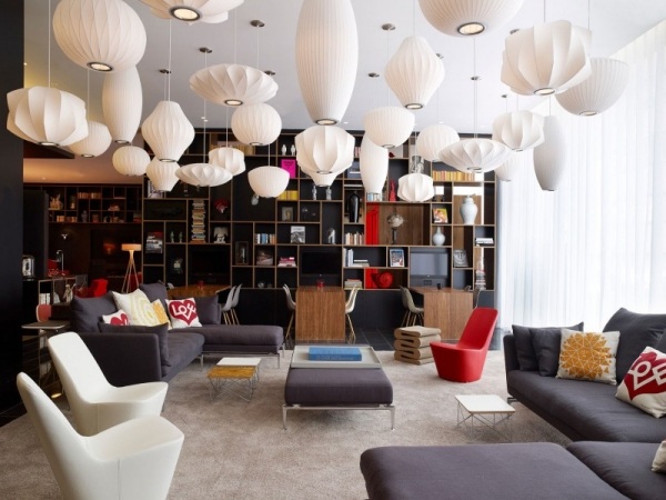 farebný nábytok papierové žiarovky citizenM design hotel Dizajnový nábytok papierové žiarovky citizenM design hotel