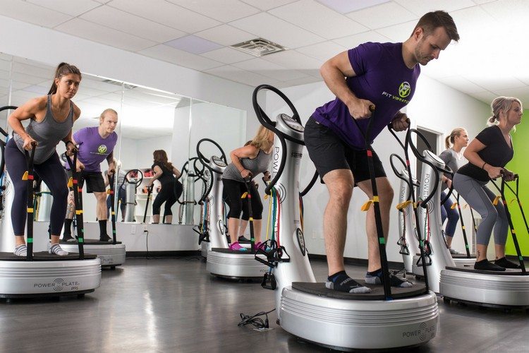 Vibračný trenažér je efektívne cvičenie s vibračnými doskami na budovanie svalov