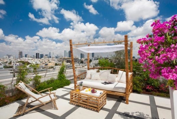 Nápady na nábytok do obývačky vyrobený z bambusovej postele s baldachýnom