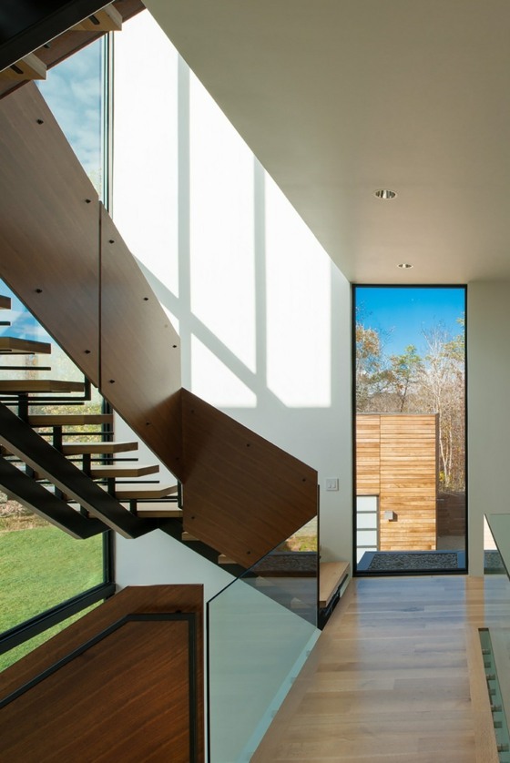 Schodisko zo sklenených dverí, drevené dvere veľká-dverová-okenná-stena-štyri-sezónne-vila