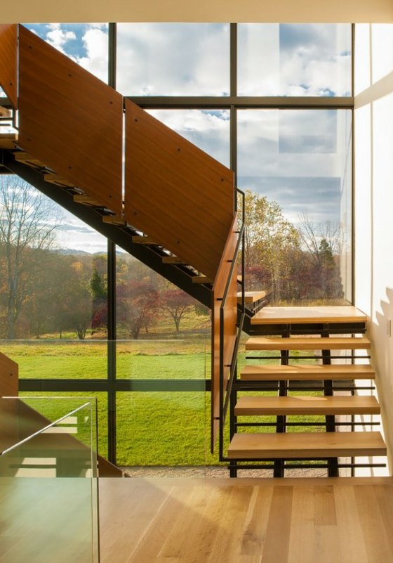 Schodiskové plávajúce schody z dreveného kovového rámu Lúčne záhrady-kovová konštrukcia-s-drevenou vilou
