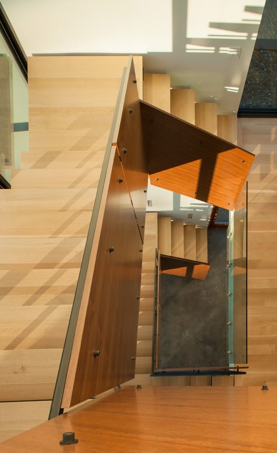 Pohľad zhora na plávajúce schody s drevenou podlahou Mansion USA Virginia Zobraziť zábradlie na schodisku