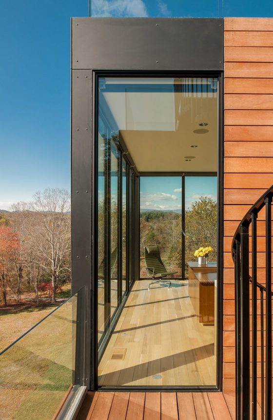 Bočný pohľad na obývaciu časť z drevenej podlahy Virginia USA Villa-Krajina-Hory-Štyri ročné obdobia-Estate