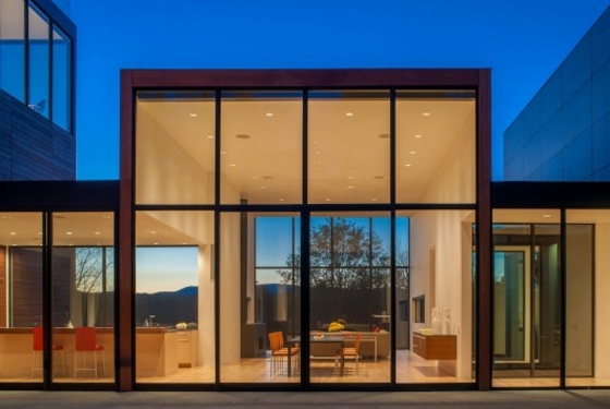 Osvetlenie prízemia priestorovými rámami drevených podláh Štvorcové obytné moduly-sklenené priečky-stôl-nástenná komoda