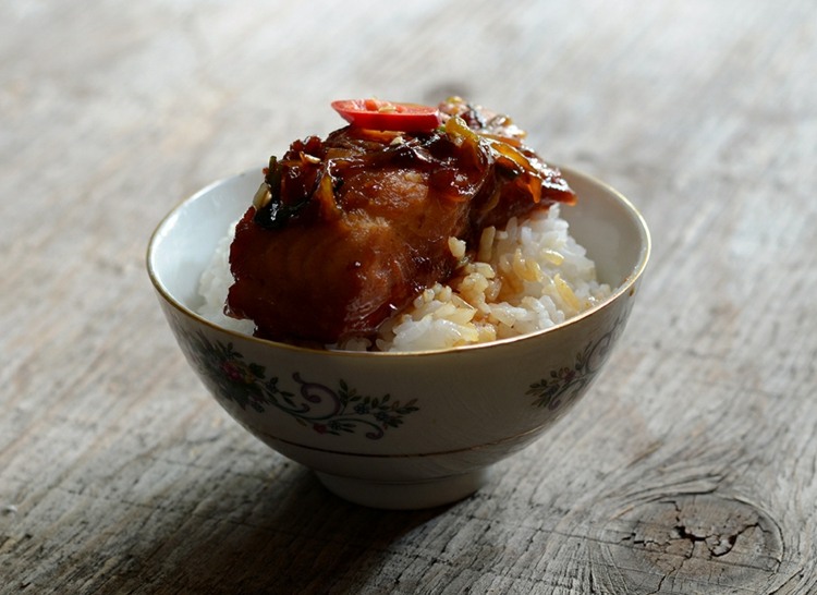 ca-kho-karamelizovaný-sumec-vietnamský