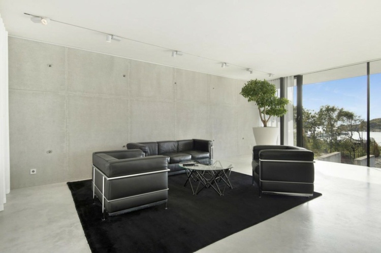 Vila ponúka v hornej časti relaxačnú zónu s koženým nábytkom čierny kožený kreslo sedačka vila design