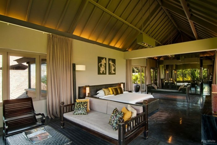 5 spální s pohodlným nábytkom Pohovka s gaučom-stôl-sivá-podlaha-druhé poschodie