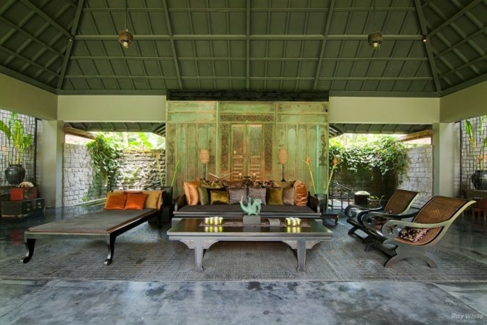 príjemná vstupná hala vo vile na Bali Vstupná hala s pohovkou a kreslami