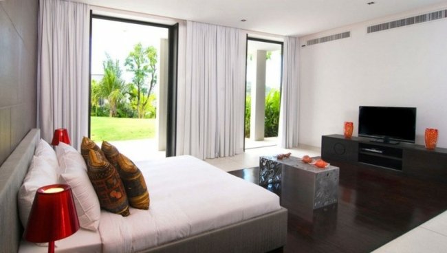 Spálňa vyzerá moderne a neutrálne