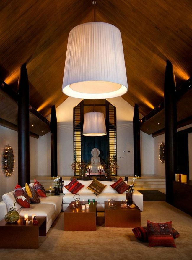 exotická obývačka postava Budhu postava posedenie drevený strop ázijský vzor