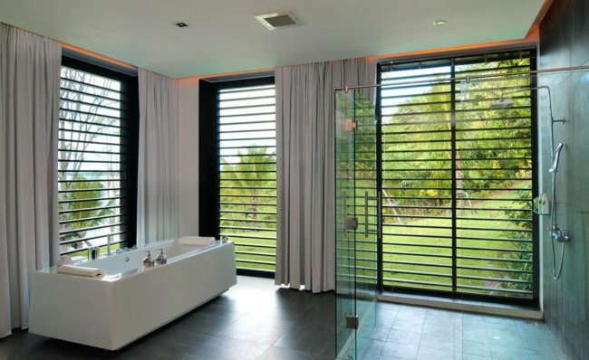 Kúpeľňa kamenná dlažba sklenená sprchová kabína voľne stojaca vaňa krásny výhľad