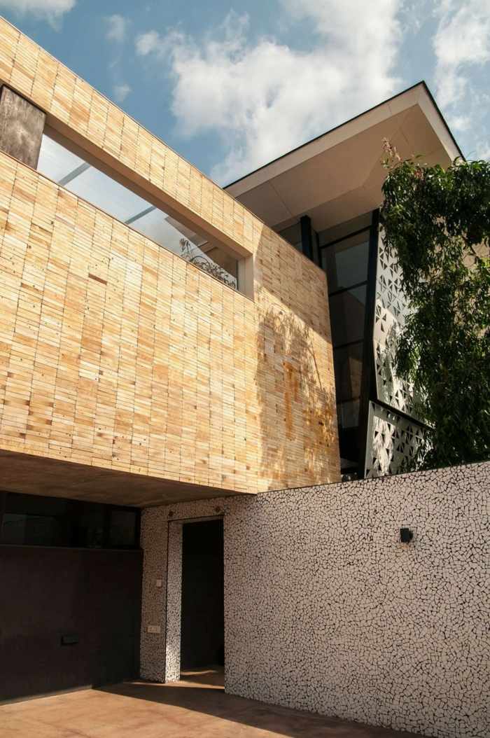 Dizajn vily sa zvonku skladá z pekných tehál vila design India vonkajší vchod garáž garáž stena tehla