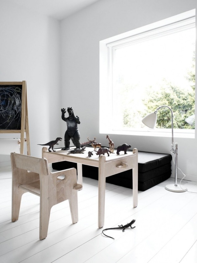 purizmus detská izba-biele sedenie v škandinávskom štýle veľké okno