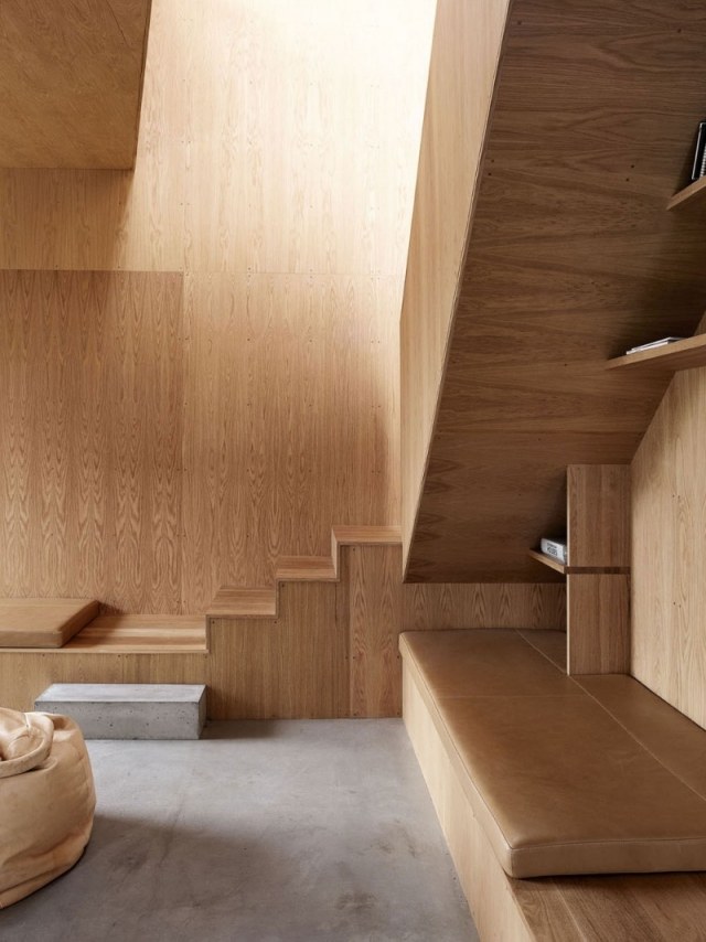 drevené schody stringerové schody drevené zábradlie vstavané police