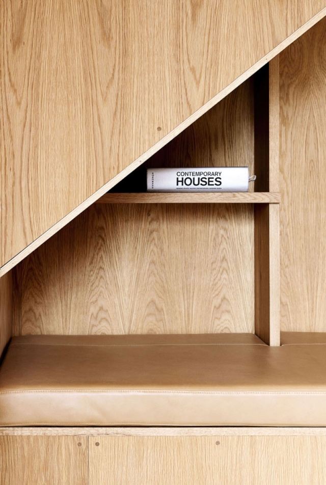 Schodisko so vstavaným úložným priestorom na poličky na knihy