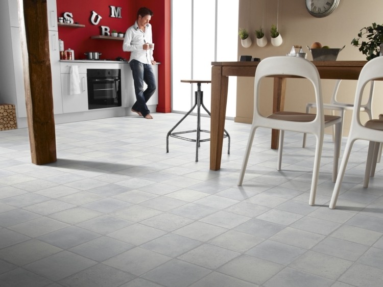 vinylová podlaha-pokládka-svetlo-šedá-kuchyňa-moderné-stoličky-jedálenský-priestor-otvorený