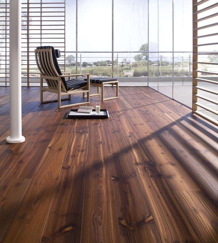 kreslo vinylová podlaha-pokládka-orech-drevo-imitácia-terasa-kreslo